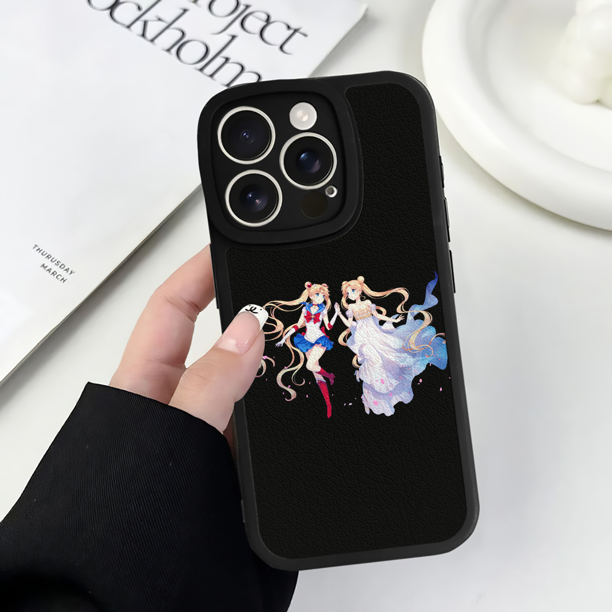 （画像用） 美少女戦士セーラームーン 月野 うさぎ つきの うさぎ Sailor Moon Tsukino Usagi 【iPhone 16シリーズ対応】シリコンスマホケース（レザー調） 材質：シリコン